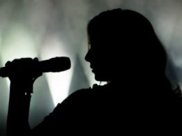 Muere famosa cantante tras ser hospitalizada por dolores extremos; lideró el Billboard Hot 100
